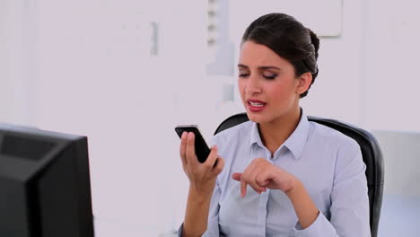 una hermosa mujer de negocios molesta usando su teléfono móvil.