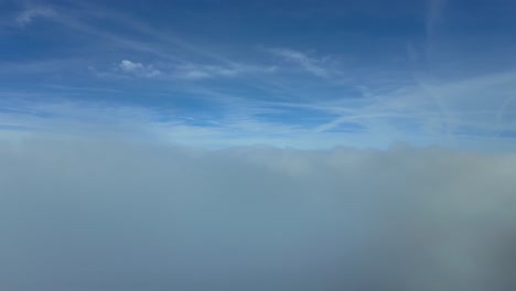 piloto pov mientras cruza una capa os estratos nubes que descienden