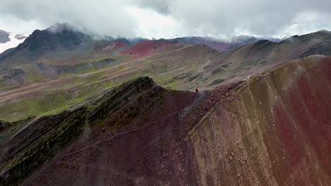 Vista-Aérea-De-Aviones-No-Tripulados-De-La-Montaña-Del-Arco-Iris,-Vinicunca,-Región-De-Cusco,-Perú