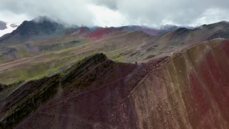 vista aérea de aviones no tripulados de la montaña del arco iris, vinicunca, región de cusco, perú