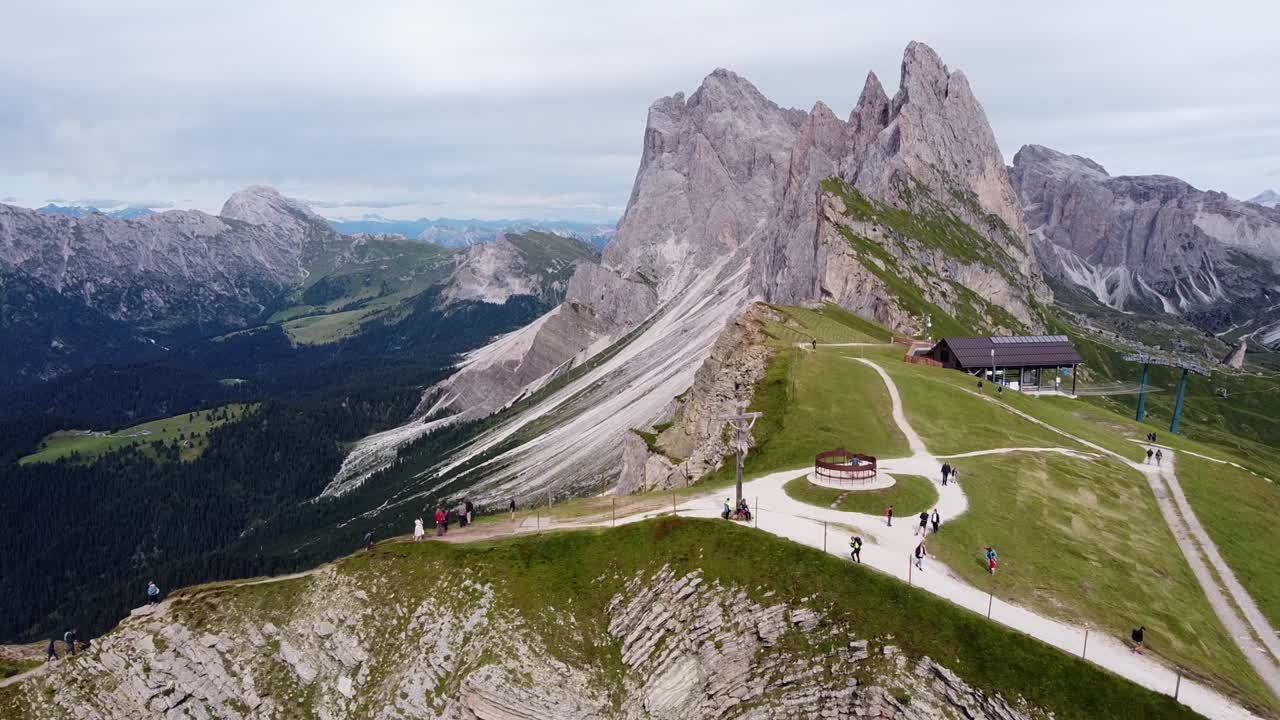 pico de la montaña seceda en urtijëi, tirol del sur, alpes italianos, dolomitas, italia - vista aérea de drones