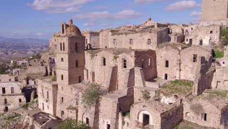 Verlassene-Geisterstadt-Craco-Mit-Kirchturm,-Drehort,-Luftaufnahme