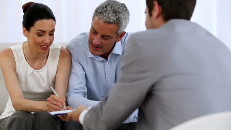 clientes que firman un contrato
