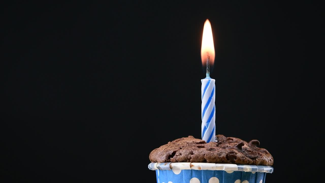 fiesta de pasteles con vela en fondo azul cinemagraph bucle sin costuras.