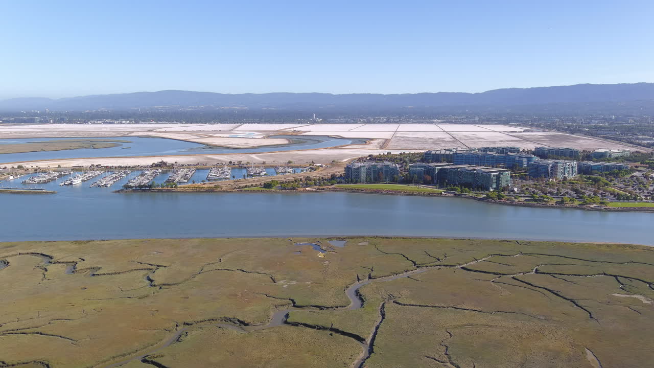 аэрофотосъемка пристани для яхт, корпоративных зданий, солончаков и водно-болотных угодий в районе залива сан-франциско