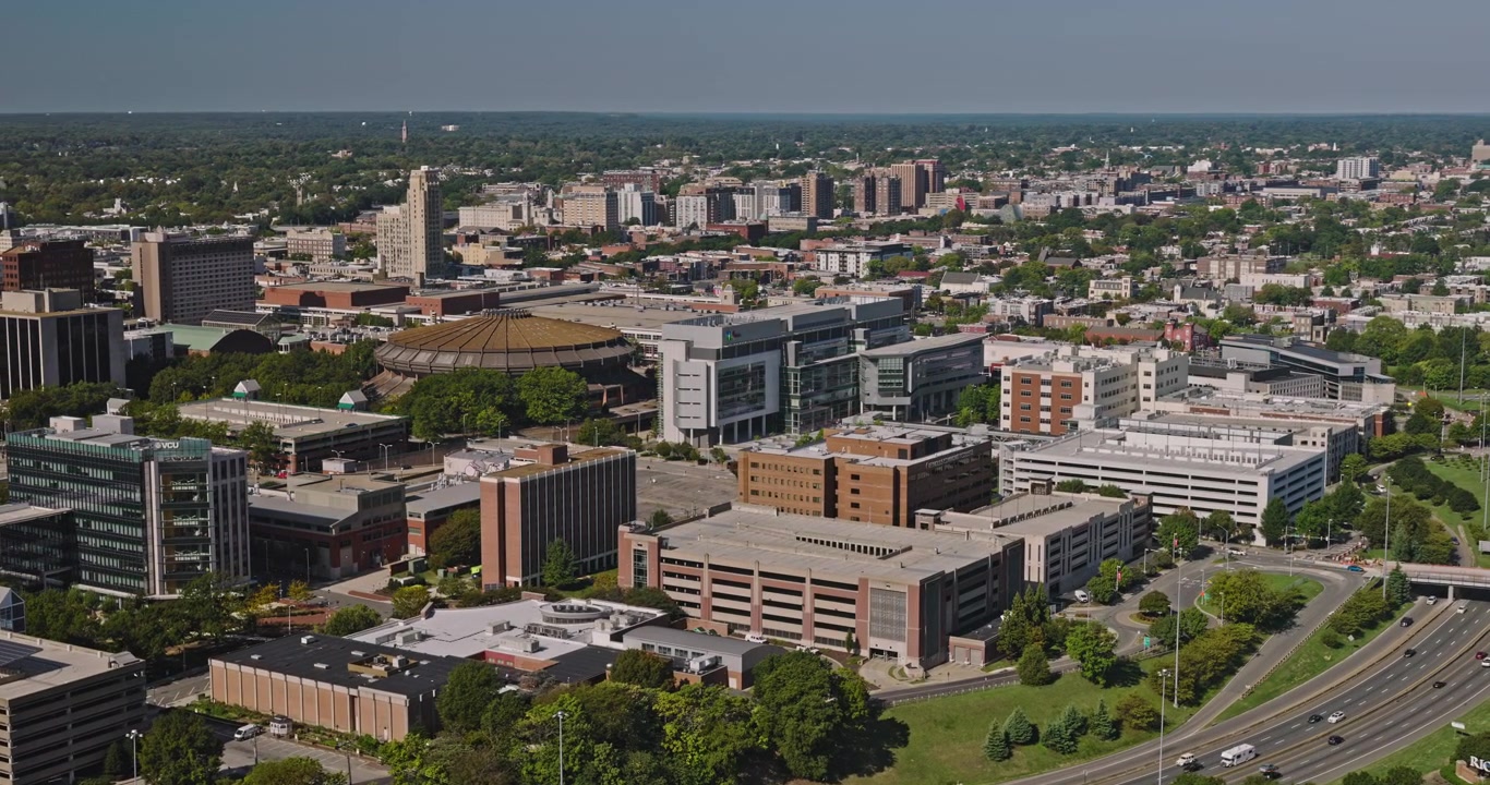 Richmond Virginia Luftfoto v93 overflyvning over Upper Shockoe Valley, Biotech, MCV og Capitol District mot sentrum - Filmet med Inspire 3 8k - 30. september 2023.