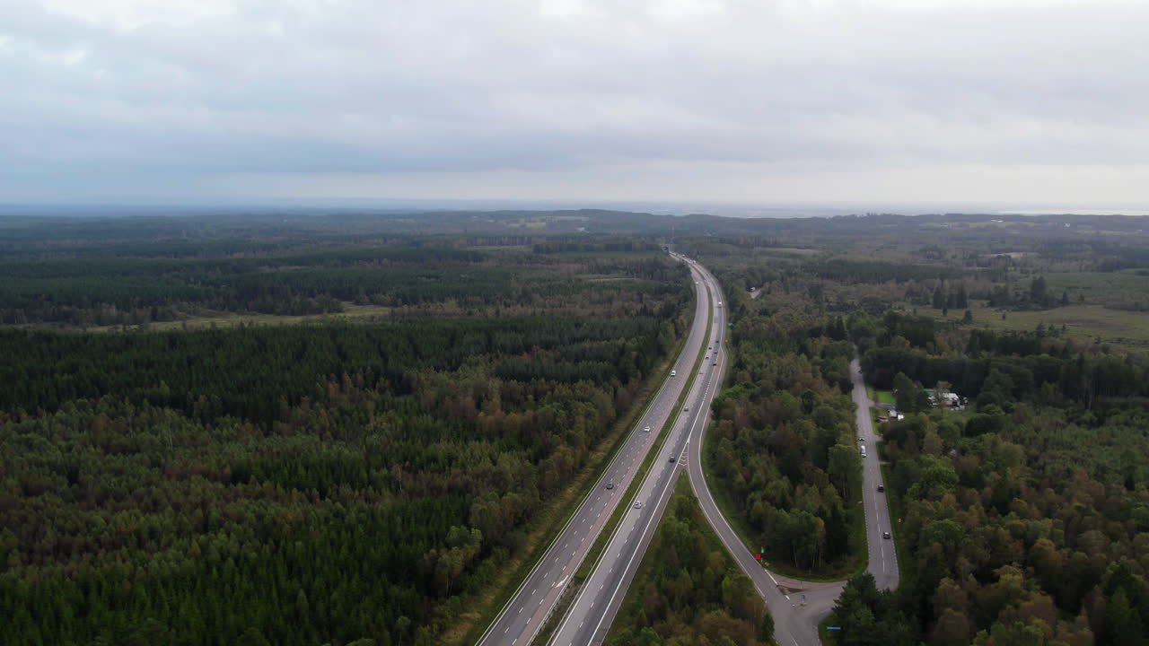 Европейская трасса E6 на геологическом хребте Халландсосен в Швеции. Подъем с высоты