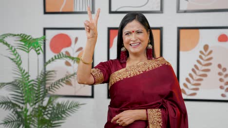 Mujer-India-Mostrando-El-Signo-De-La-Victoria
