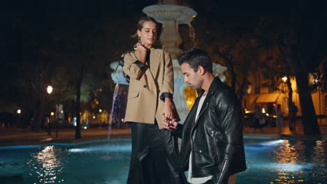pareja urbana descansando en la ciudad por la noche. modelos elegantes posando juntos en la calle