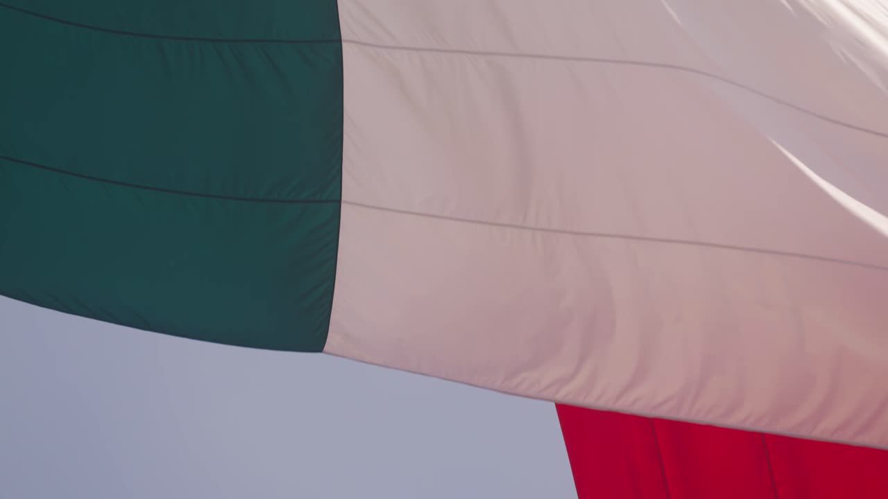 Bandiera del Messico che sventola in una giornata ventosa, vista ravvicinata al rallentatore