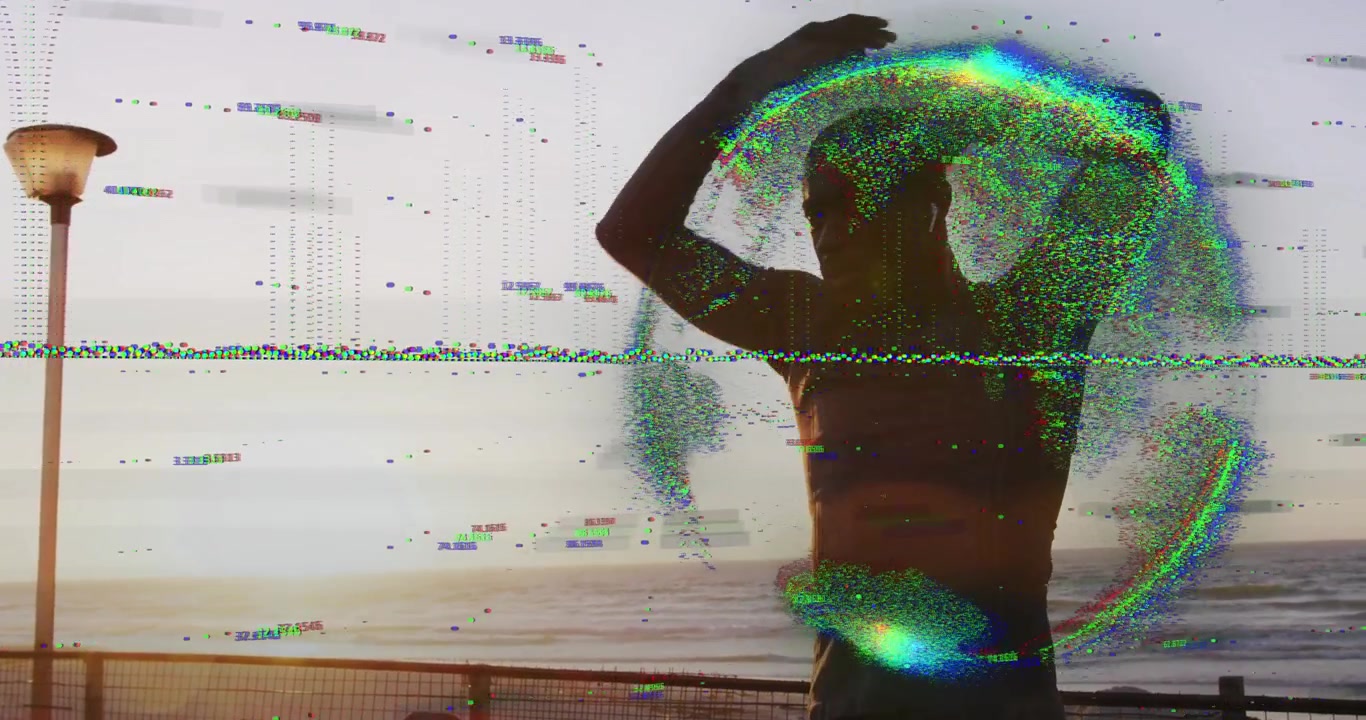 Uomo che salta sopra una rete da pallavolo vicino all'oceano, con glitch pixel e sovrapposizioni numeriche per un tema tecnologico