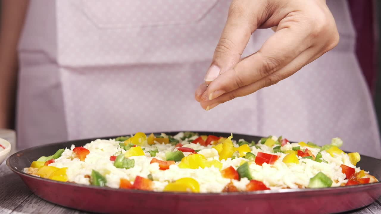 야채와 치즈로 피자를 준비하고 있습니다.