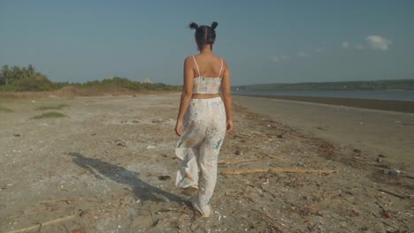 Mujer-Joven-Contemplando-La-Playa-Del-Océano-En-Traje-Blanco