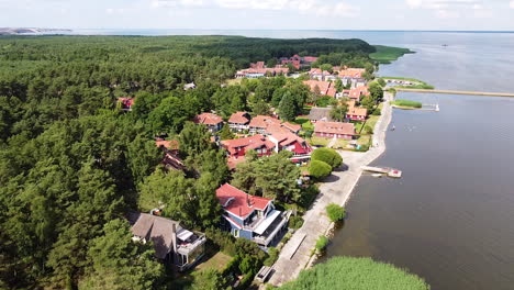 pequeña ciudad costera de lujo de pervalka en la región de neringa, lituania