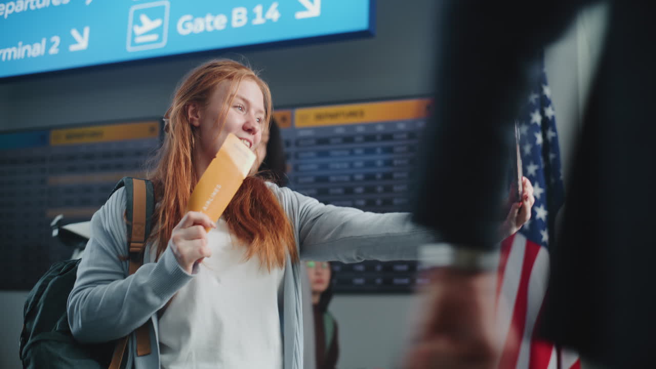 viajero emocionado tomando una selfie en el aeropuerto