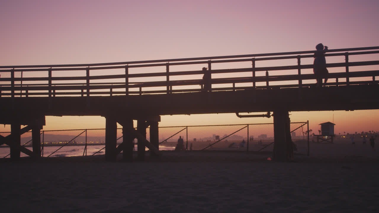 cielos rosas y siluetas en el muelle de seal beach