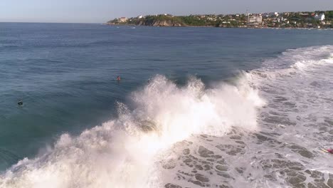 toma aerea de surfistas en playa zicatela puerto escondido, oaxaca