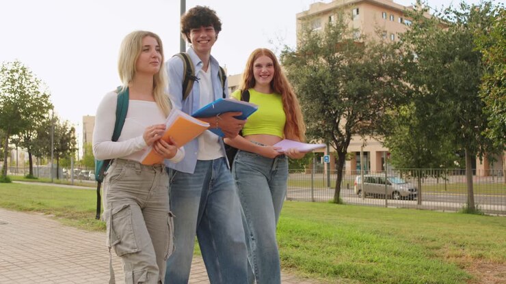 gruppo di studenti che camminano nel campus