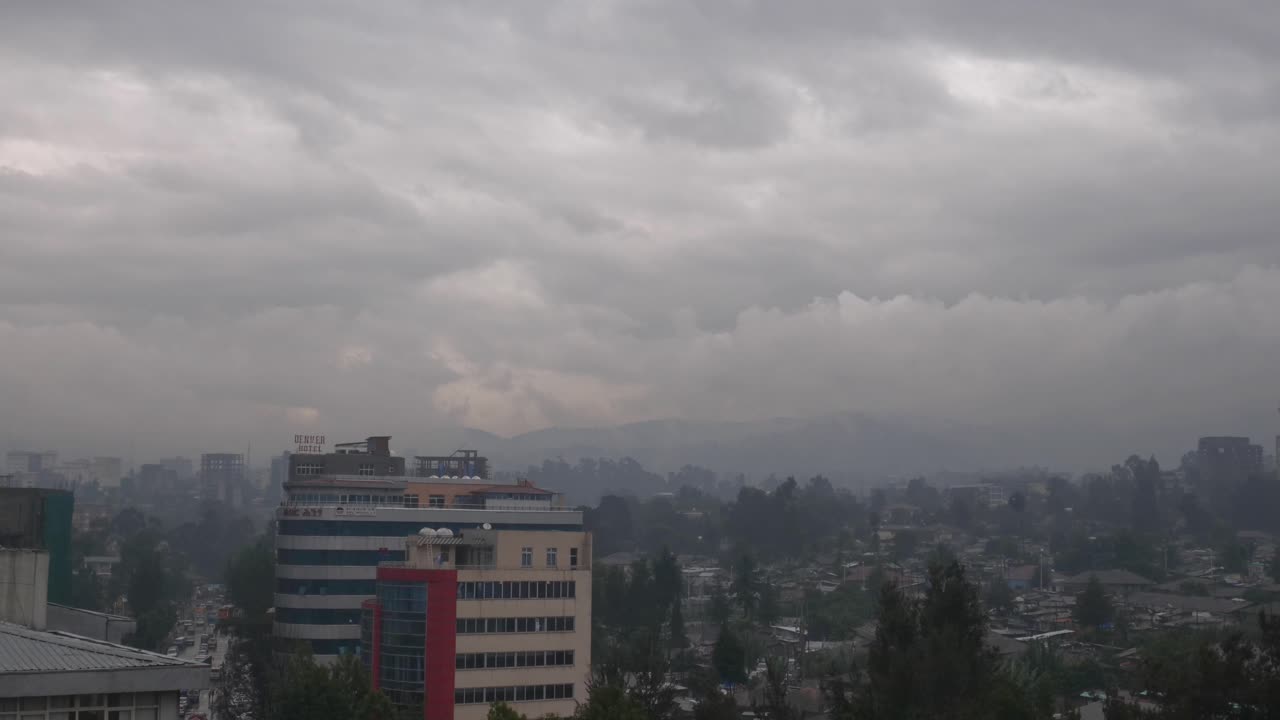 durante el verano, addis abeba está cubierto de lluvia, más de 3 veces al día por lo general llueve