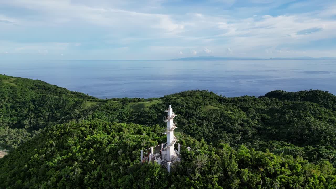 unas impresionantes imágenes aéreas acercan y alejan el faro del bote en lo alto de una colina boscosa en catanduanes, filipinas