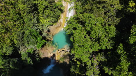 Impresionante-Paisaje-Natural-De-Cascadas-En-El-Bosque-Tropical-En-Sumba,-Este-De-Nusa-Tenggara,-Indonesia