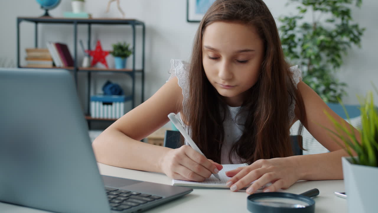 niña estudiando en casa