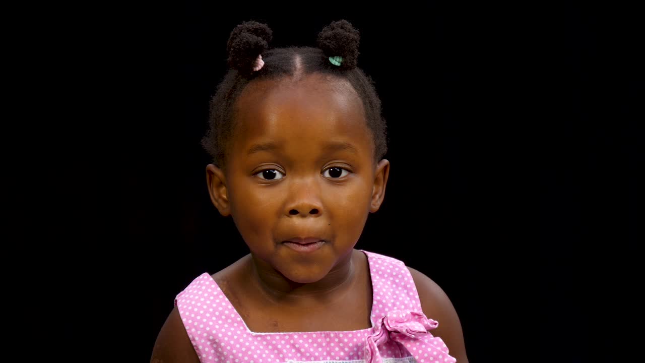 joven negra haciendo caras tontas