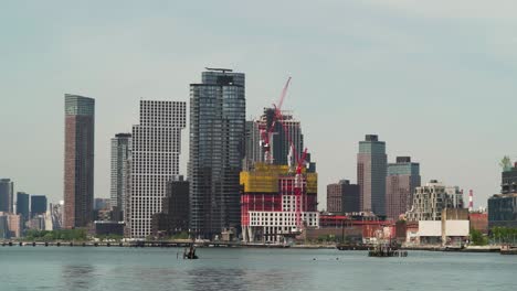 브루클린 (brooklyn) 이스트 리버 (east river) 에 있는 그린포인트 (greenpoint) 에 있는 고층 주거 건물.