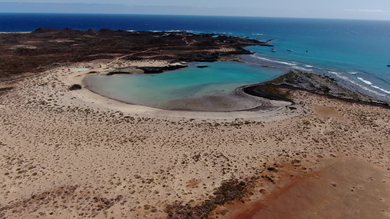 toma aérea de la playa de la concha en la isla de lobos
