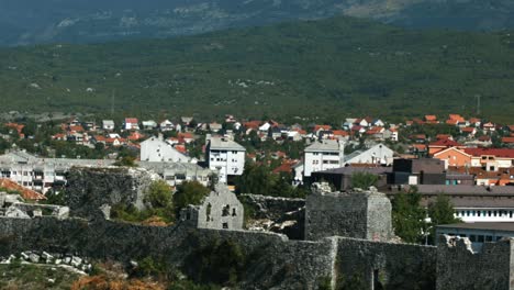 una ciudad con ruinas en las montañas