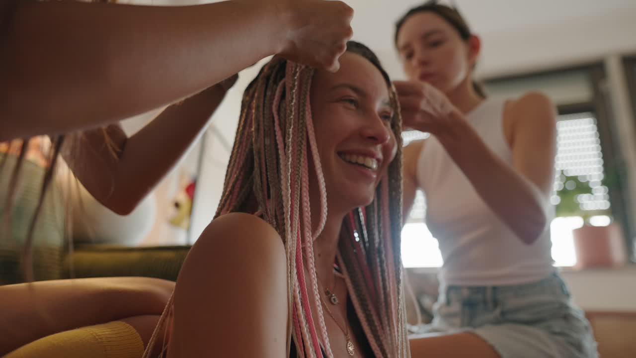 una mujer con el cabello trenzado.