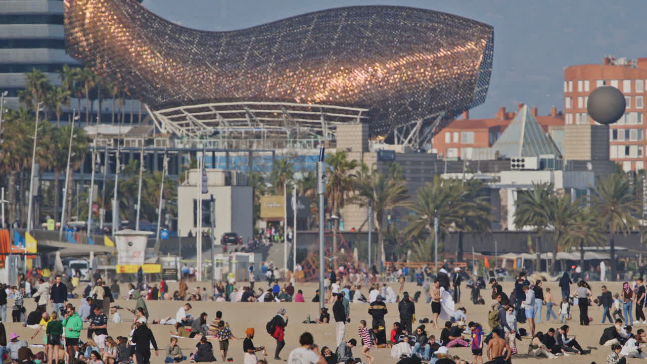 Persone che si godono una soleggiata giornata invernale sulla spiaggia di Barcellona