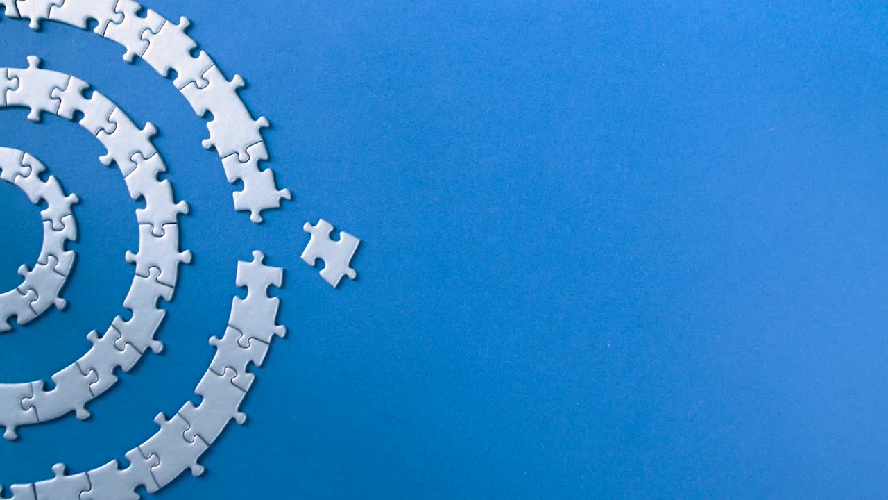 rompecabezas grises aislados sobre un fondo azul. concepto de problema social