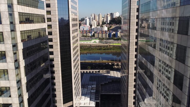 Vista aérea da Marginal Pinheiros entre os dois edifícios