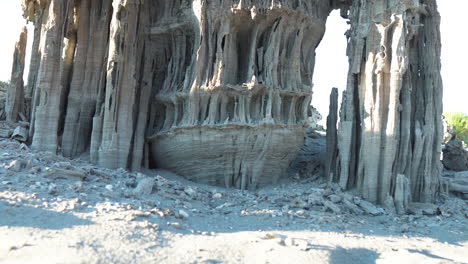 Hermosas-Formaciones-Rocosas-En-Mono-Lake-Sand-Tufa,-California,-EE.UU.