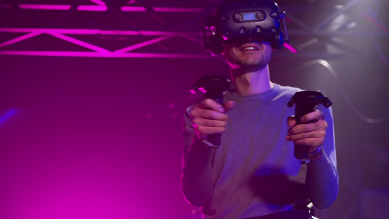 Uomo che gioca con un visore per realtà virtuale in uno studio