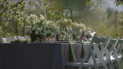 Hermosa-Decoración-Floral-En-La-Mesa-En-Un-Jardín-Floreciente-En-Primavera-Para-Eventos-Al-Aire-Libre