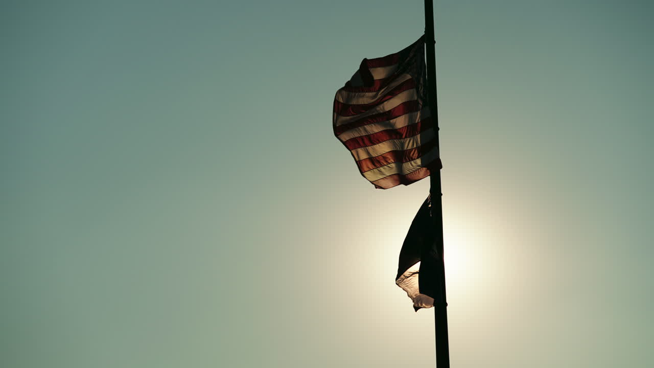 Bandera de Estados Unidos ondeando a cámara lenta