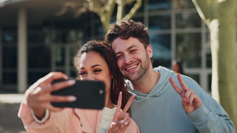 Selfie,-Friedenszeichen-Und-Ein-Paar-Auf-Dem-Campus