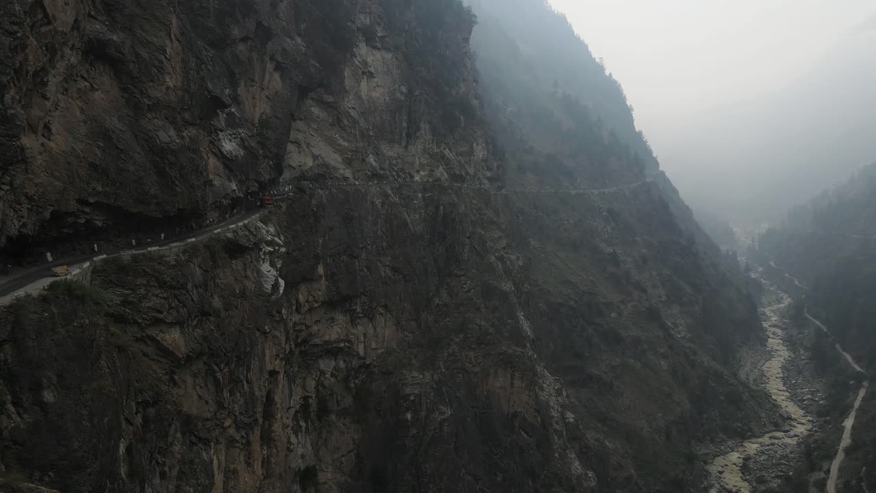 воздушный снимок беспилотника уникальной прямой опасной дороги над рекой в долине спити