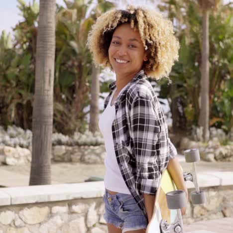 hermosa chica sexy con longboard en la playa