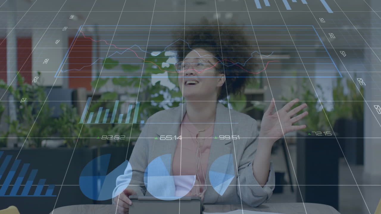 animación del procesamiento de datos financieros sobre una mujer de negocios afroamericana en la oficina