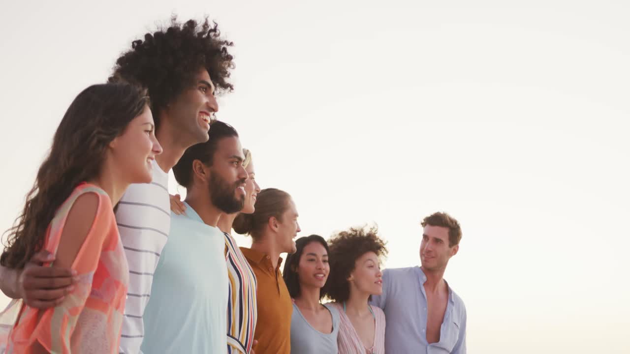 amigos uno al lado del otro en la playa