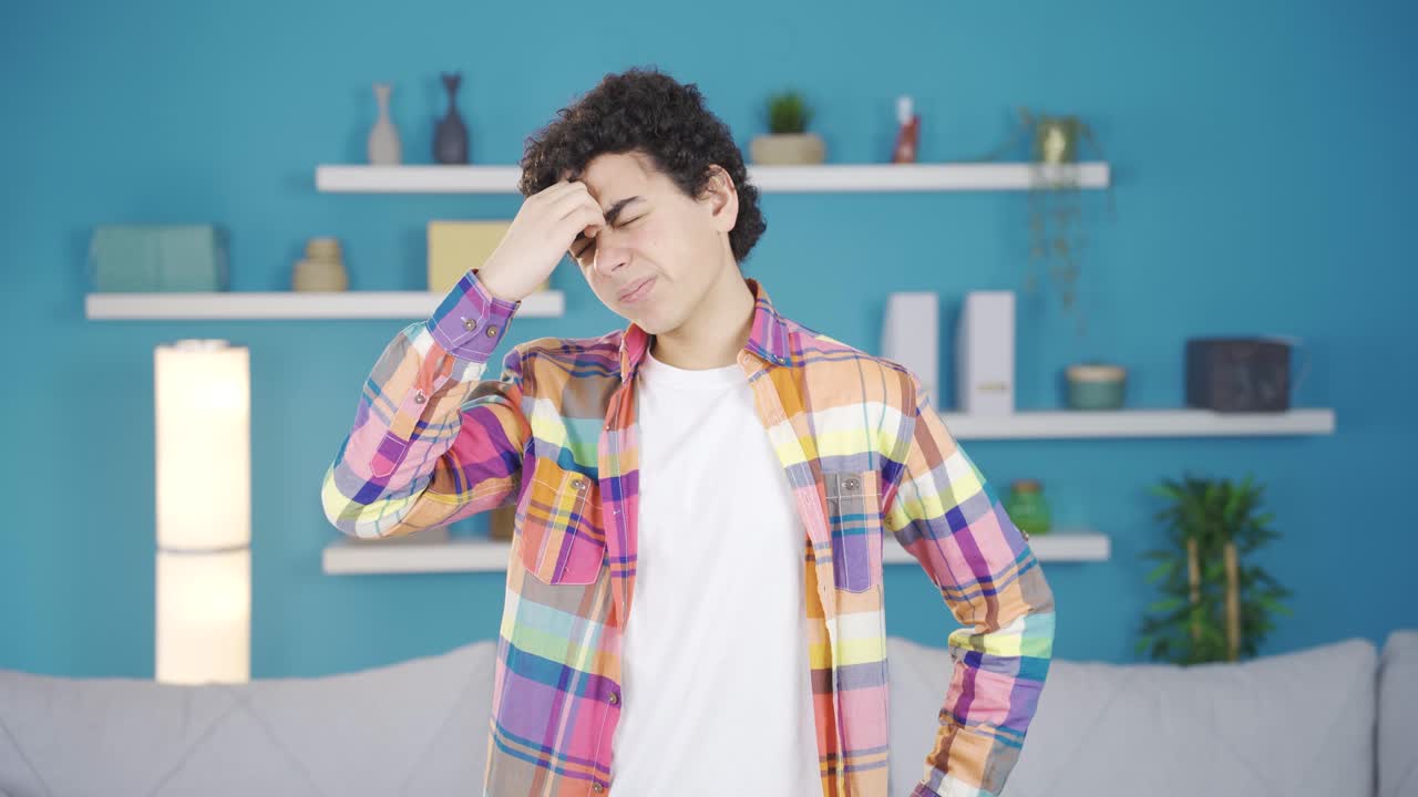 집에서 편두통을  ⁇ 고 있는 소년은 느슨해지고 통증이 납니다.