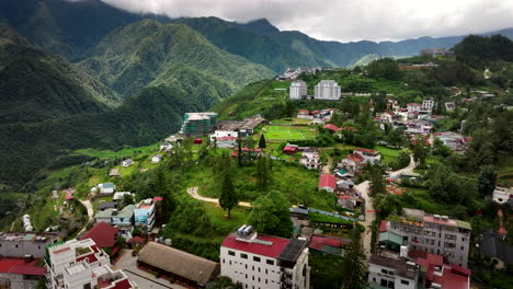 vista aérea de los edificios del hotel en el pueblo montañoso de sapa, vietnam