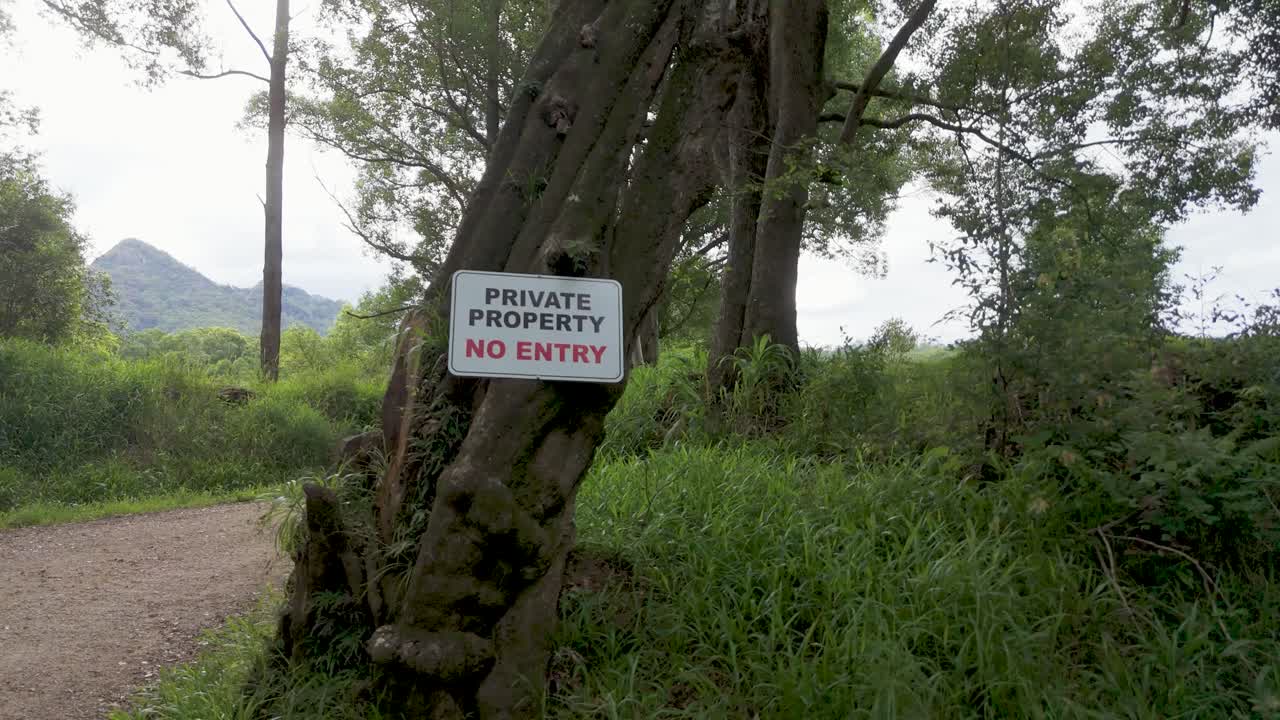 Sign warns against entry on private land