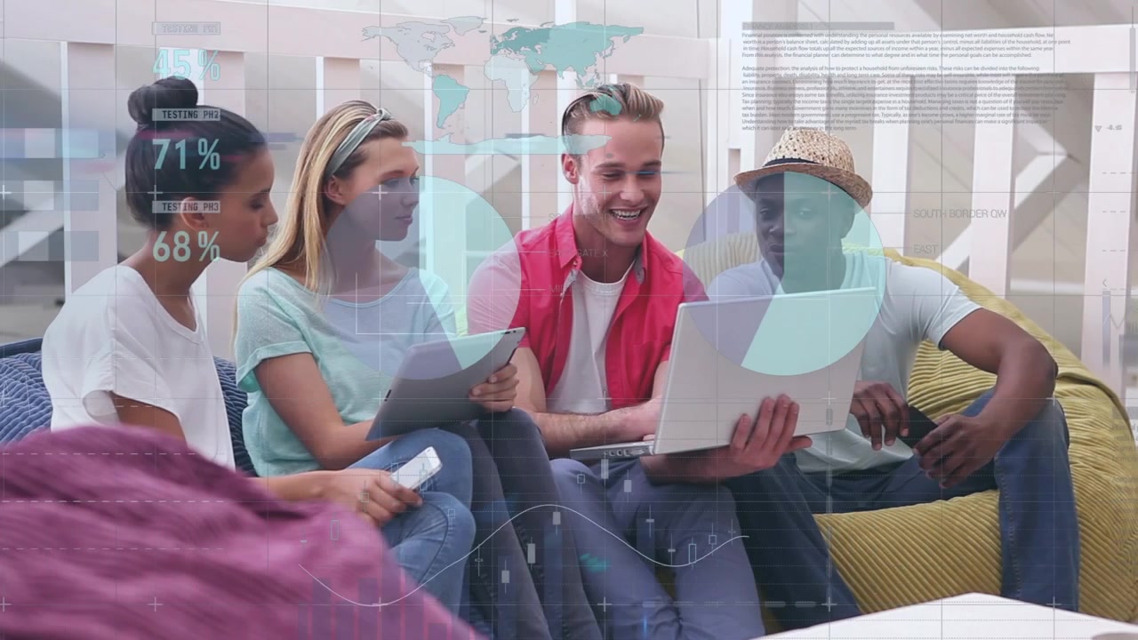 Animation verschiedener Daten und Grafiken über glücklichen, diversen weiblichen und männlichen Mitarbeitern, die Laptops benutzen