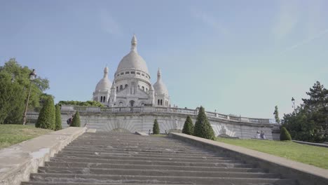 Stufen,-Die-Zur-Außenseite-Der-Sacré-Coeur-Kirche-In-Paris,-Frankreich,-Führen,-Aufgenommen-In-Zeitlupe