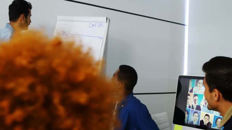Dirigente uomo che discute davanti a un flip chart 4k