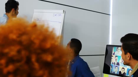 ejecutivo masculino discutiendo sobre flip chart 4k